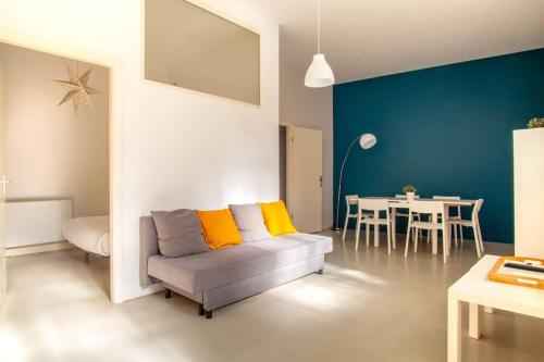 un salon avec un canapé et une table dans l'établissement Saint-Thomas - Joli T2 dans Strasbourg, à Strasbourg