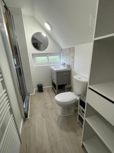 une salle de bain avec des toilettes blanches et un lavabo dans l'établissement Maison, cottage, à Choisy-au-Bac