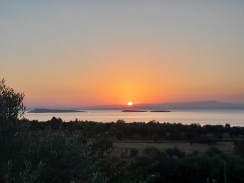 una puesta de sol sobre la categoría de características geográficas en Ktima Apostolou, en Aspropótamos