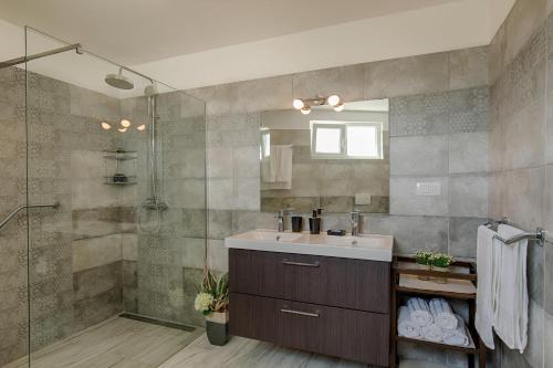 Un baño con lavabo y ducha en Modern villa with pool, whirpool in quiet area - by Traveler tourist agency Krk ID 2180, en Gostinjac