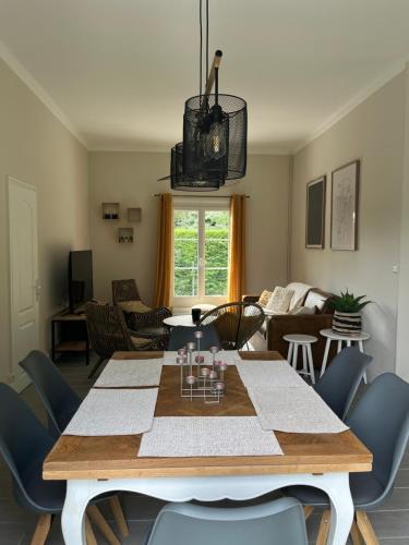 une salle à manger avec une table et des chaises dans l'établissement Maison, cottage, à Choisy-au-Bac
