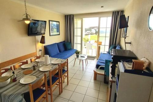 un salon avec une table et un canapé bleu dans l'établissement 