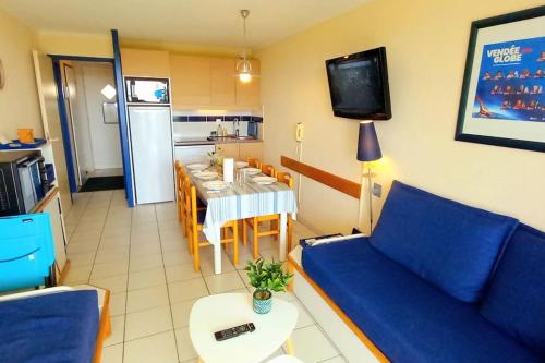 un salon avec un canapé bleu et une table dans l'établissement 