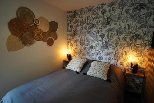 a bedroom with a bed with a floral wallpaper at The Green Garden Spa & Serenity in Mittelhausbergen