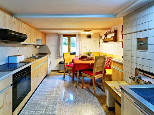 Una cocina con una mesa y un comedor. en Walserhaus, en Brand