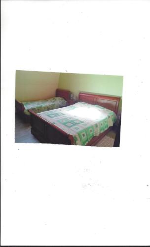 duas camas estão sentadas num quarto com em LA TOUR D'AUVERGNE em Juilles