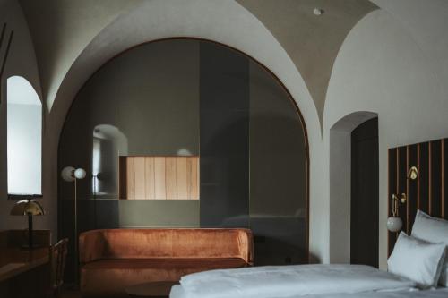 Ένα ή περισσότερα κρεβάτια σε δωμάτιο στο Arthotel Lasserhaus