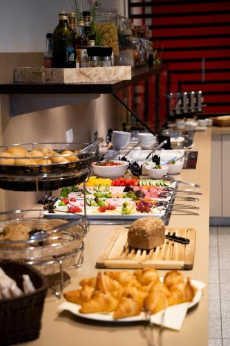 a buffet line with many different types of food at business & conference Sporthotel Großwallstadt in Großwallstadt