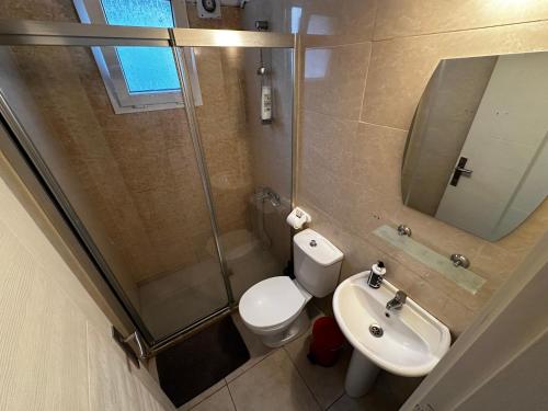 La salle de bains est pourvue d'une douche, de toilettes et d'un lavabo. dans l'établissement Kyrenia center, 2 bedroom, 1 living room, residential apartment, à Kyrenia