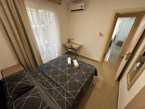 - une chambre avec un lit dans l'établissement Kyrenia center, 2 bedroom, 1 living room, residential apartment, à Kyrenia