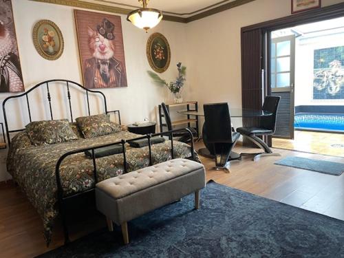 um quarto com uma cama, uma mesa e cadeiras em SPA Versalles em San Cristóbal de La Laguna