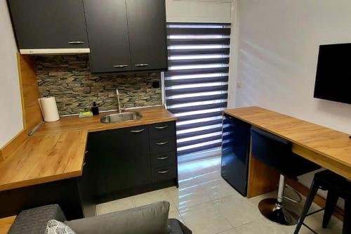 eine Küche mit einer Spüle und einer Arbeitsplatte in der Unterkunft Anastasia studio serres in Serres