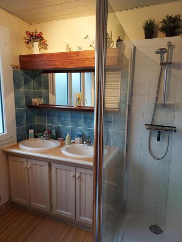 uma casa de banho com 2 lavatórios e um chuveiro em Bn'B Juno Beach 5' de la plage ! em Bernières-sur-Mer