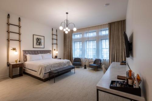 een slaapkamer met een bed en een woonkamer bij Hotel Covington Cincinnati Riverfront in Covington