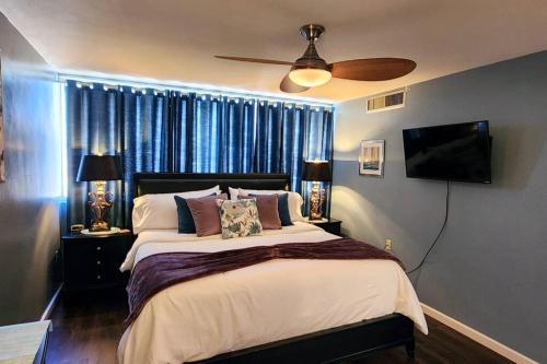 a bedroom with a bed and a ceiling fan at Perfect Couples Retreat - close to all amenities in Hot Springs
