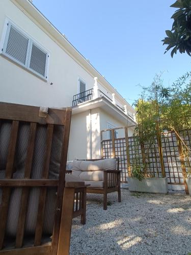 a pair of benches in front of a house at b&b RetrO'Conero in Castelfidardo