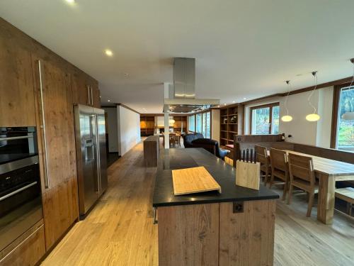 eine Küche und ein Wohnzimmer mit einem Tisch und einer Arbeitsplatte in der Unterkunft Luxury Apartment Davos in Davos