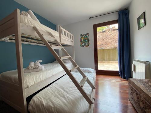 Divstāvu gulta vai divstāvu gultas numurā naktsmītnē Vall Fosca Apartment "Majue"
