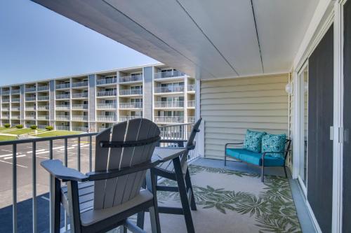 Balkoni atau teres di Walk to Ocean City Beach Family Condo with Pool