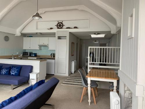een woonkamer met een tafel en een blauwe bank bij Halfway House Inn in Kingsand