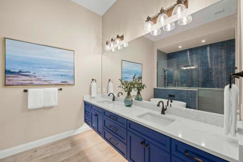 Un baño con dos lavabos y un espejo grande. en Sunset Blue, en Siesta Key