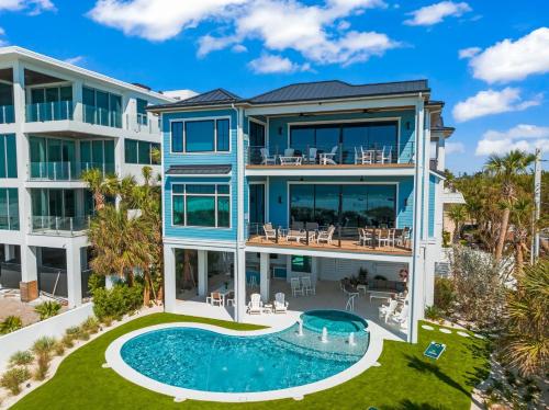 una vista aérea de una casa con piscina en Sunset Blue, en Siesta Key