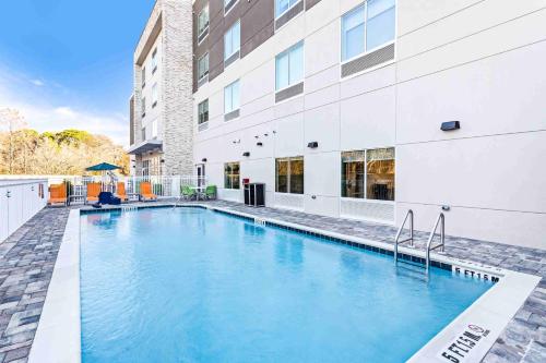 a swimming pool in front of a building at Holiday Inn Express & Suites Niceville - Eglin Area by IHG in Niceville