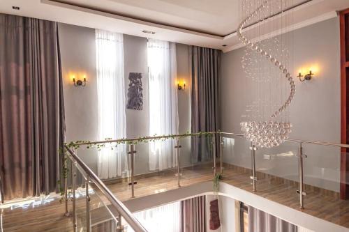 um quarto com uma escada com um lustre em Villa Mater Dolorosa em Gitega