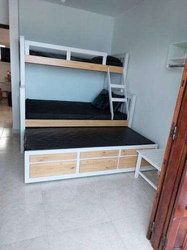 a bedroom with two bunk beds in a room at Ap Vista Mar em Caraguatatuba in Caraguatatuba