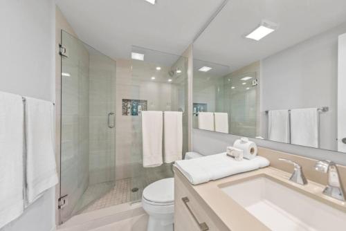 Un baño con lavabo, inodoro y ducha. en Amazing View BahiaMar beachfront, en South Padre Island