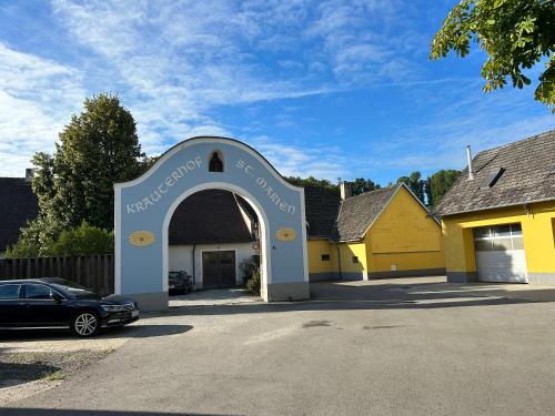 a car parked in a parking lot next to a building at Apartment mit Blick aufs Schloss in Karlstein