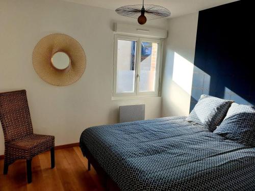 une chambre avec un lit, une chaise et une fenêtre dans l'établissement Le JV 1 cayeux sur mer baie de somme 100m plage, à Cayeux-sur-Mer