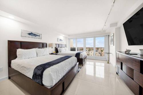Ένα ή περισσότερα κρεβάτια σε δωμάτιο στο Luxury 6th Floor Beachfront Condo Amazing Views
