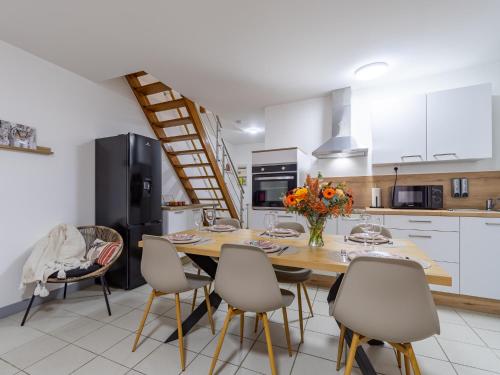 une cuisine avec une grande table et des chaises en bois dans l'établissement La Petite Histoire, à Vienne