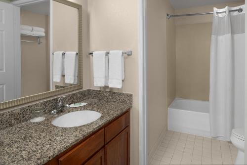 y baño con lavabo y ducha. en Residence Inn by Marriott San Diego Downtown en San Diego