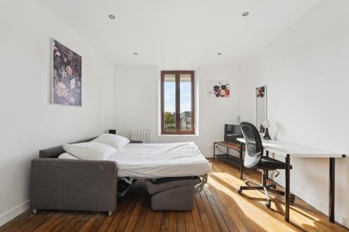 Ce lit se trouve dans un dortoir doté d'un bureau et d'un ordinateur. dans l'établissement Budget appart avec parking au centre-ville, à Charleville-Mézières