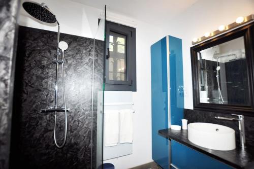 une salle de bain avec douche et lavabo dans l'établissement Evasion en milieu forestier, à Argelès-sur-Mer