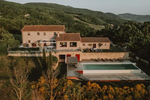 una vista aérea de una casa con piscina en Rural Tuscany - Luxury Villa Monticelli, en Sarteano