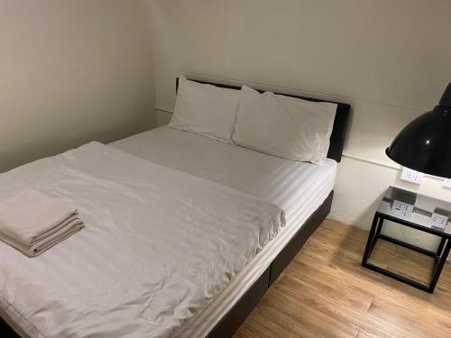 Uma cama ou camas num quarto em Boundary Hostel and Cafe