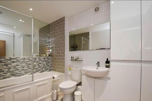 Ένα μπάνιο στο Spacious penthouse with great views of the Cathedral