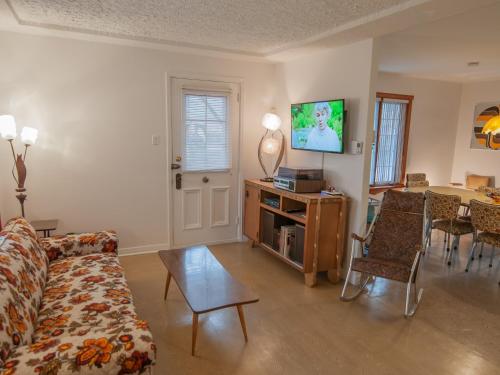 a living room with a couch and a table at La Maison Gagnon in Saguenay