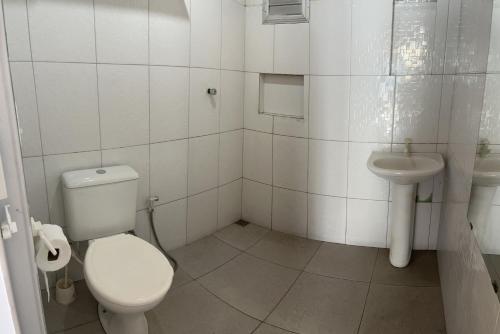 Baño pequeño con aseo y lavamanos en Kitnet em Cabo Frio 04, en Cabo Frío