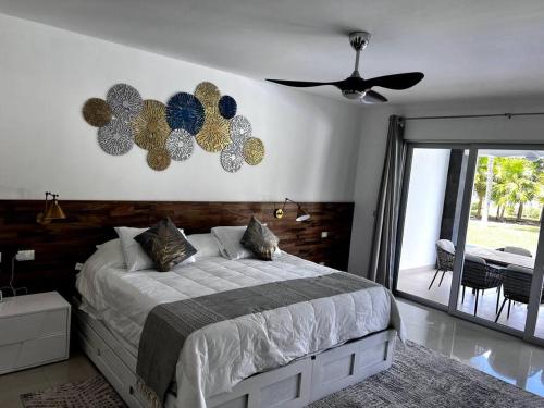 Cama o camas de una habitación en MAREAZUL Beachfront Apartment 2BR Private Pool Casa Áncora