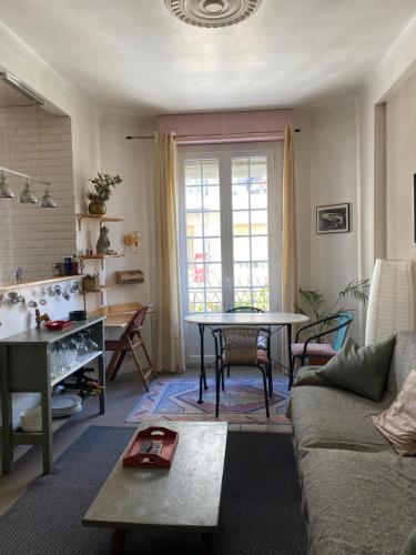 un salon avec un canapé et une table dans l'établissement appartement cosy, à Nice