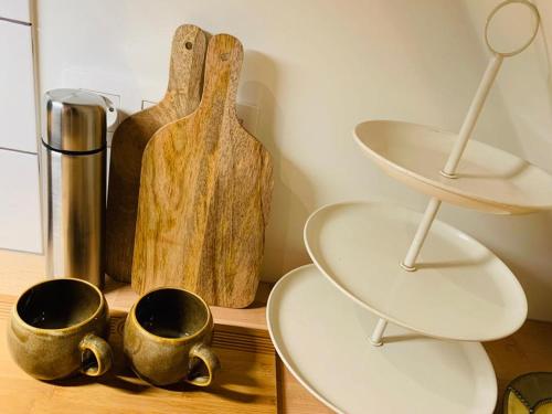a table with two shelves and two cups on it at Mihr's rustplek in de Abdij van Bornem in Bornem