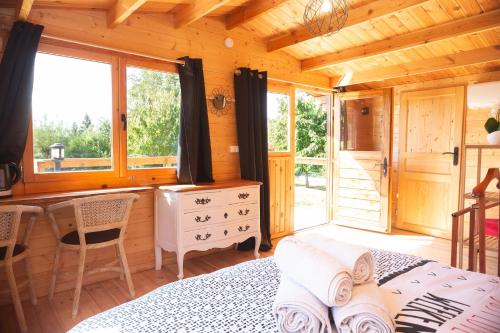 - une chambre avec un lit et un bureau dans une cabine dans l'établissement Le Sarcinoé, à Sergines
