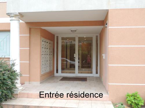 une entrée dans une maison avec une résidence d'entrée dans l'établissement Appartement F4 en résidence Rez de Jardin, à Fréjus