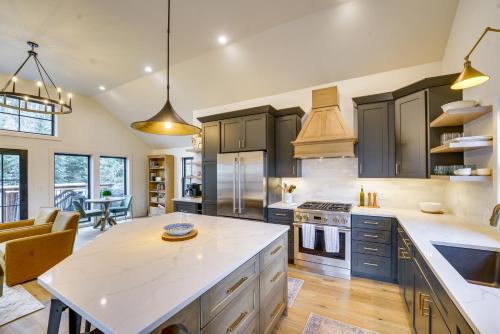 Küche/Küchenzeile in der Unterkunft Inviting and Renovated Home in Crested Butte!
