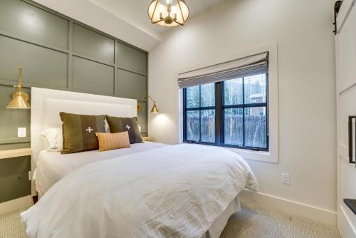 ein Schlafzimmer mit einem weißen Bett und einem Fenster in der Unterkunft Inviting and Renovated Home in Crested Butte! in Crested Butte