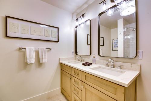 ein Badezimmer mit Waschbecken und Spiegel in der Unterkunft Inviting and Renovated Home in Crested Butte! in Crested Butte